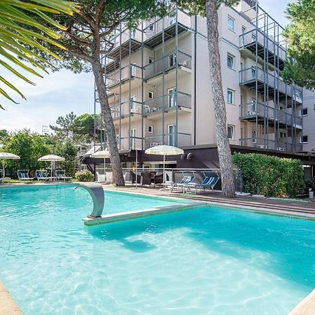 Hotel Martini Lignano Sabbiadoro Bagian luar foto
