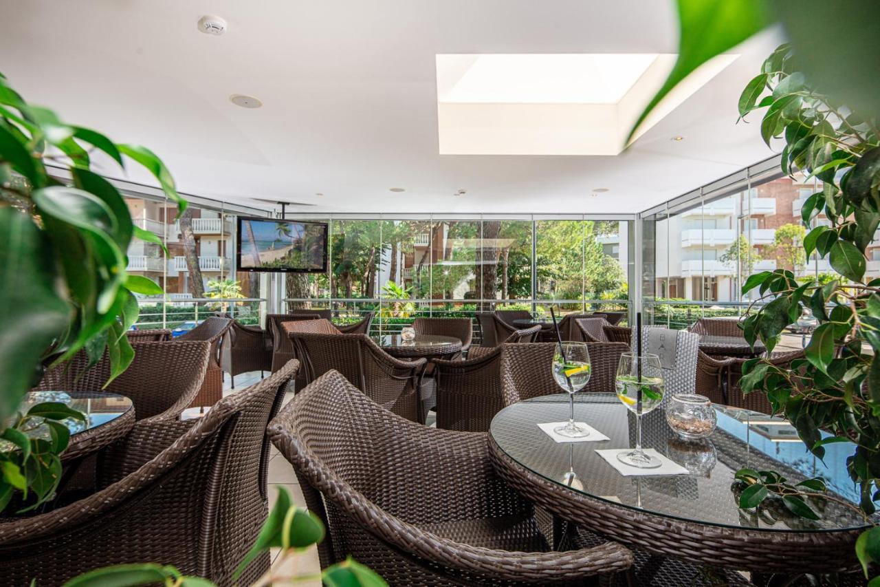 Hotel Martini Lignano Sabbiadoro Bagian luar foto