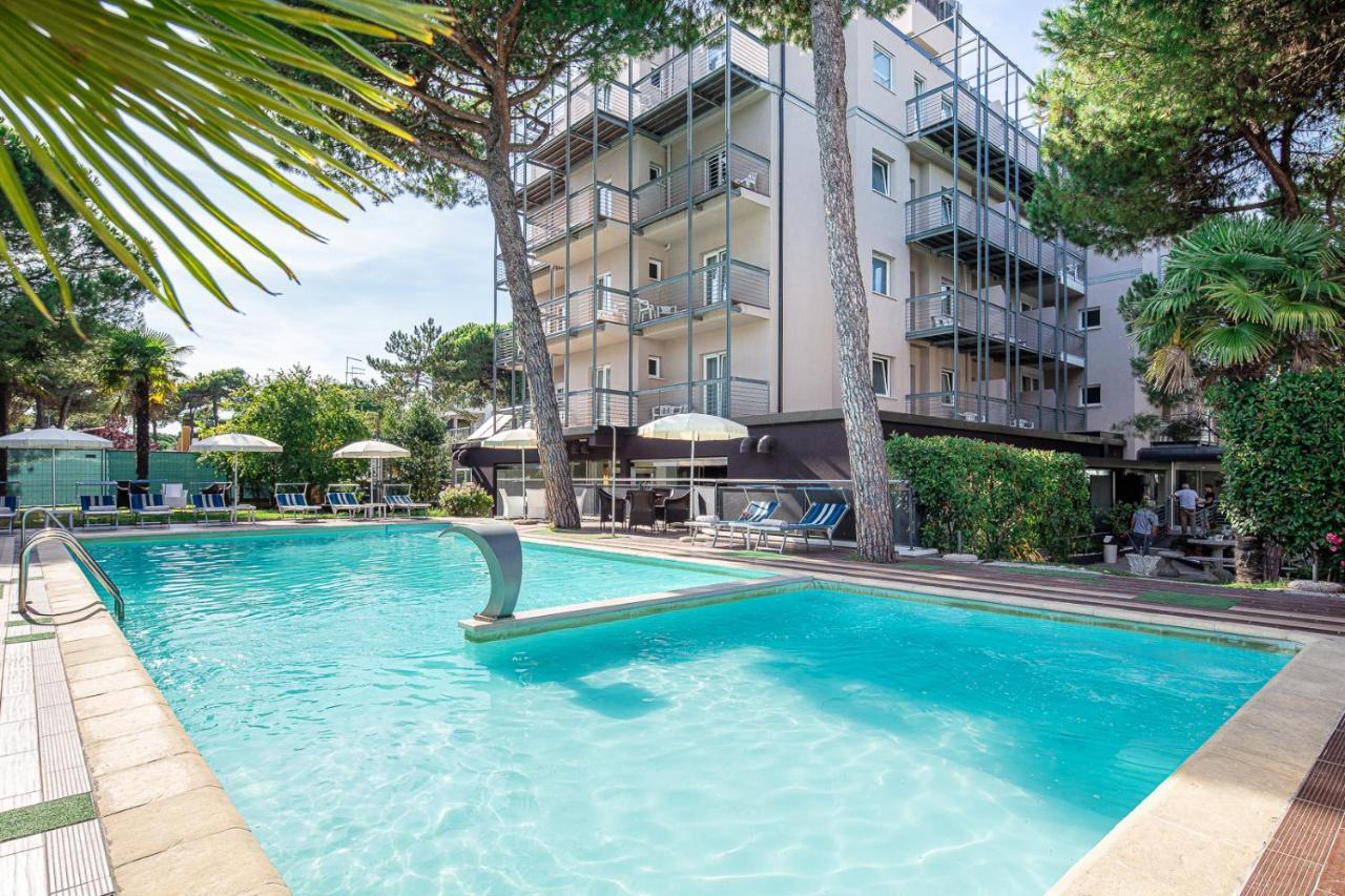 Hotel Martini Lignano Sabbiadoro Bagian luar foto